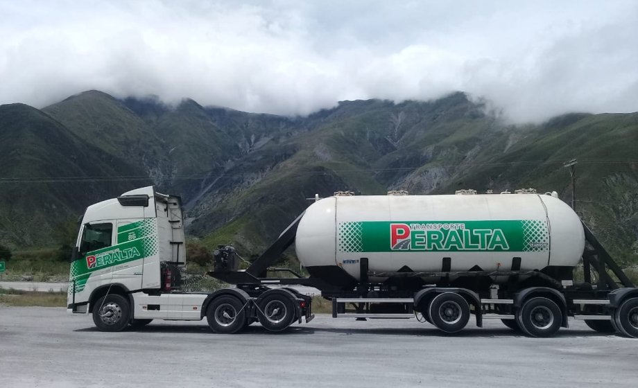 5 Consejos claves al circular junto a camiones